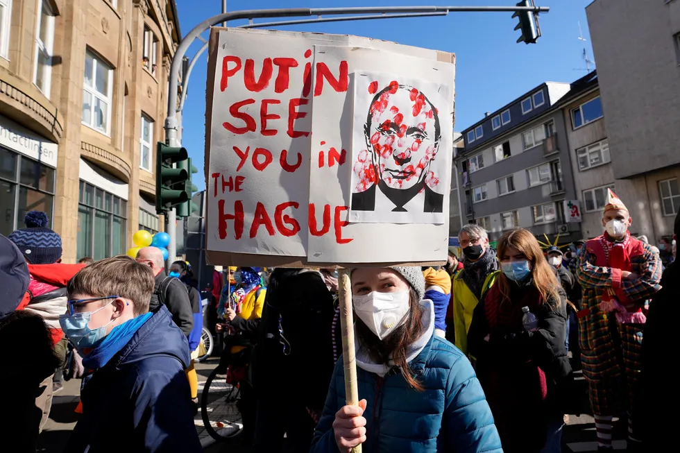 Demonstrasjoner er blitt holdt over hele Europa mot Russlands krigføring i Ukraina, som her i Köln i Tyskland mandag.