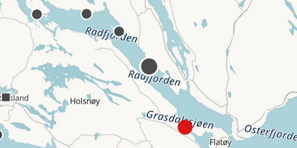 De fire runde sirklene er oppdrettsanleggene til Lerøy Vest. Den røde sirkelen viser hvor oljeflaket først ble lokalisert.