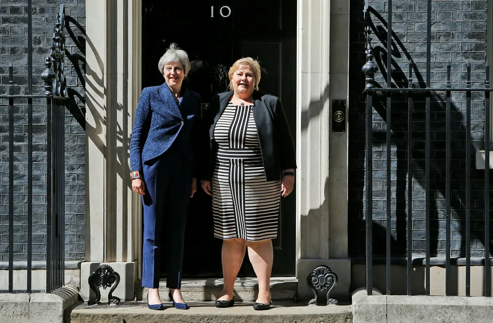 Storbritannias statsminister Theresa May fotografert sammen med Norges statsminister Erna Solberg under deres møte i London i juni i år.