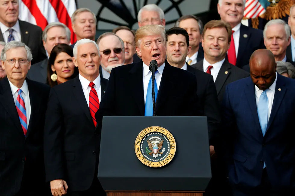 President Donald Trump hyllet onsdag republikanske kongressmedlemmer etter vedtaket om ny skattereform i USA. Foto: Jonathan Ernst/Reuters/NTB scanpix