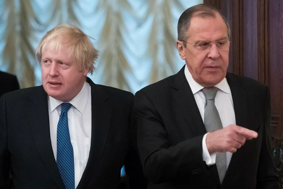 Den britiske utenriksministeren Boris Johnson og Russlands utenriksminister Sergej Lavrov møttes i Moskva fredag. Foto: Pavel Golovkin/AP/NTB Scanpix