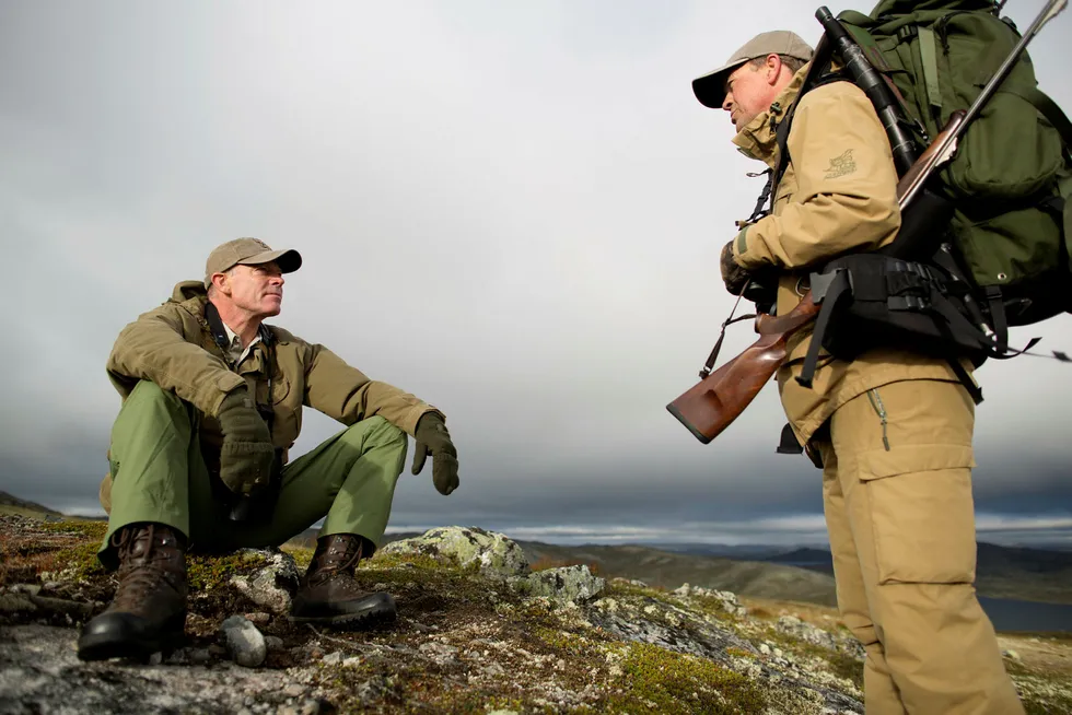 Tidligere Aker-direktør Sverre Skogen (til venstre) og tidligere konsernsjef Eivind Reiten i Hydro har jaktet etter villrein på Hardangervidda i mange år.