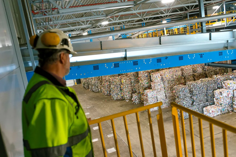 På ettersorteringsanlegget Ivar på Forus litt utenfor Stavanger omgjøres plastavfall til materiale som kan brukes til å produsere nye produkter.