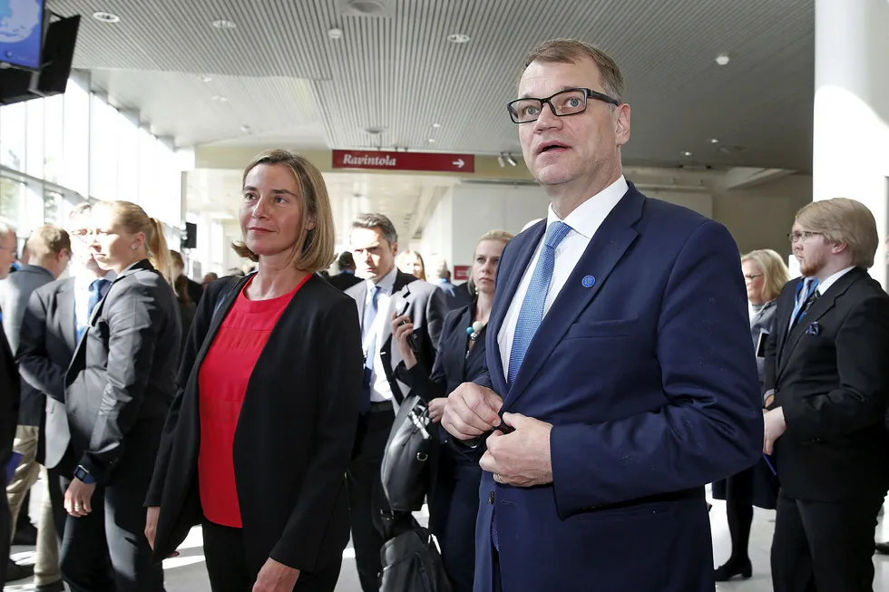 European Union High Representative for Foreign Affairs and Security Policy Federica Mogherini, left, and Finland's Prime Minister Juha Sipila attend the first Arctic event of the EU, in Oulu, Finland Thursday June 15, 2017. The event is aimed at finding innovative approaches and dialogue for the EU's Arctic policy. (Timo Heikkala/Lehtikuva via AP) --- Foto: Timo Heikkala/AP/NTB scanpix