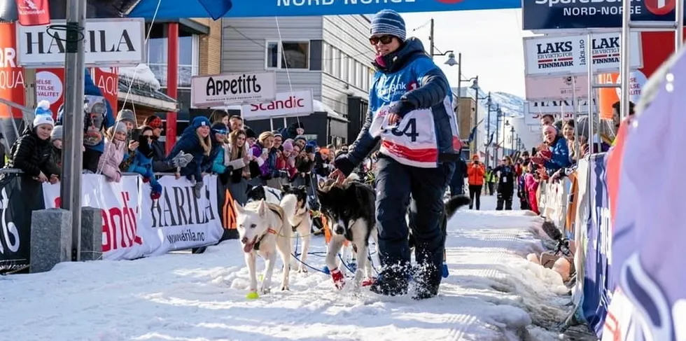 Berit Seljestokken tok kontakt med ein hundegard då ho flytta til Alta i 2006. No har ho og familien 13 hundar bak huset, og ho har delteke i Finnmarksløpet for sjette gong. – Vi er heldige som har eit så stort og flott arrangement rett utanfor stovedøra, seier Seljestokken. Her frå målgang i årets løp.