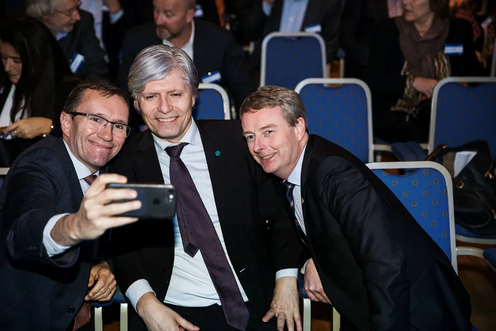 Arbeiderpartiets Espen Barth Eide (til venstre) insisterte på å ta en selfie med Venstre-nestleder Ola Elvestuen (i midten) og olje- og energiminister Terje Søviknes under det oljepolitiske seminaret i Sandefjord. Foto: Per Thrana