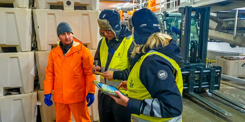 UREALISTISK: Koronakrisen viser at visjonen om å flagge hjem norske fiskeindustri-arbeidsplasser er ikke er spesielt realistisk. Her er ansatt ved Myre Fiskemottak sammen med inspektørene Trond Blom og Siw Ingrid Garibaldi Mong.