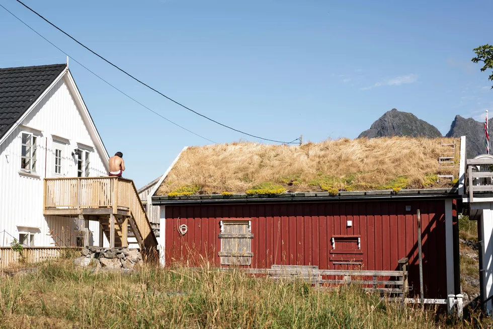 DN skrev i 2020 om tettstedet Henningsvær i Lofoten. Da var tettstedet preget av festglade ungdommer og Airbnb-utleie.