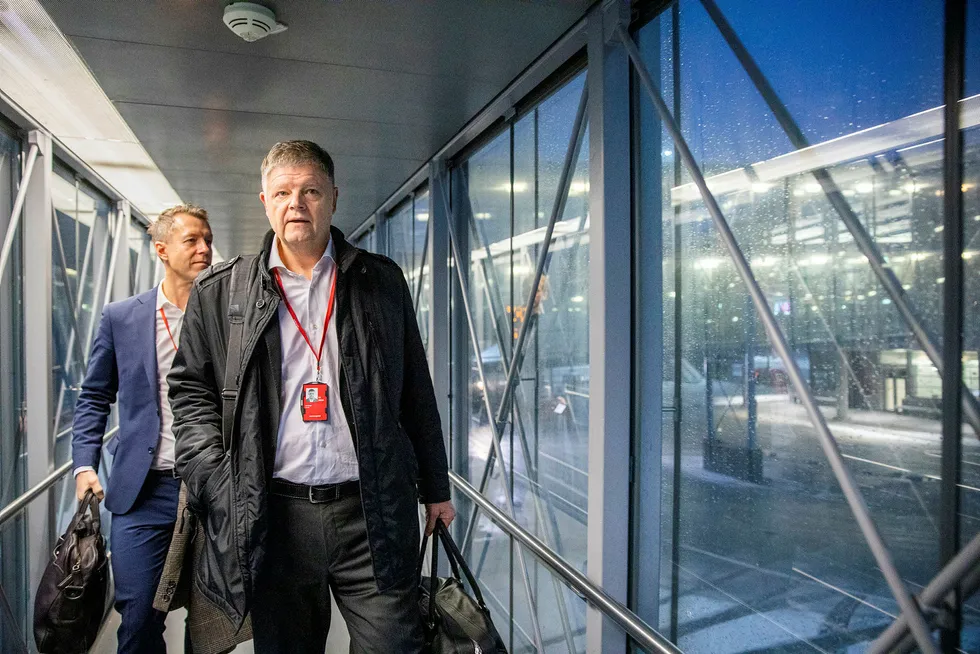 Norwegian-sjef Jacob Schram (foran) har fått hendene fulle med en krisesituasjon etter få måneder i jobben. Her med informasjonsdirektør Lasse Sandaker-Nielsen på Oslo lufthavn tidligere i vinter.