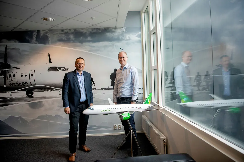 Widerøe-sjef Stein Nilsen (til venstre) og kommersiell direktør Christian Skaug har fått et rungende «ja» til flyreiser i sommer i en undersøkelse blant kundene. De sier det bare er lønnsomt hvis flyene kan fylles uten begrensninger.