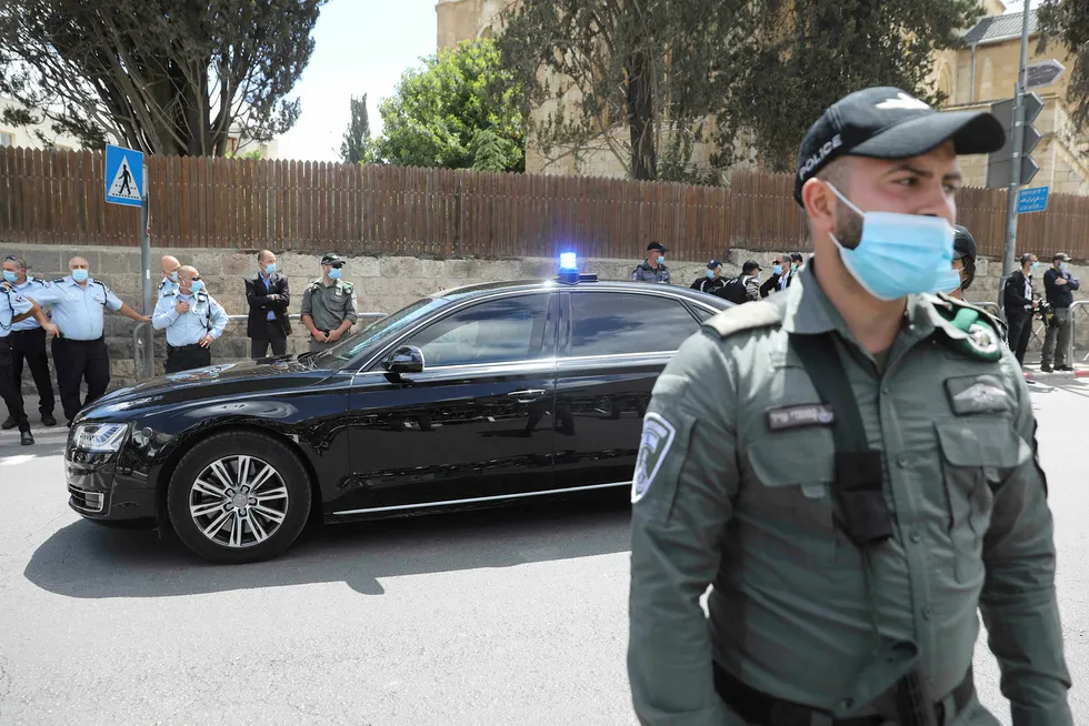 Statsminister Benjamin Netanyahu ankommer rettsalen søndag.