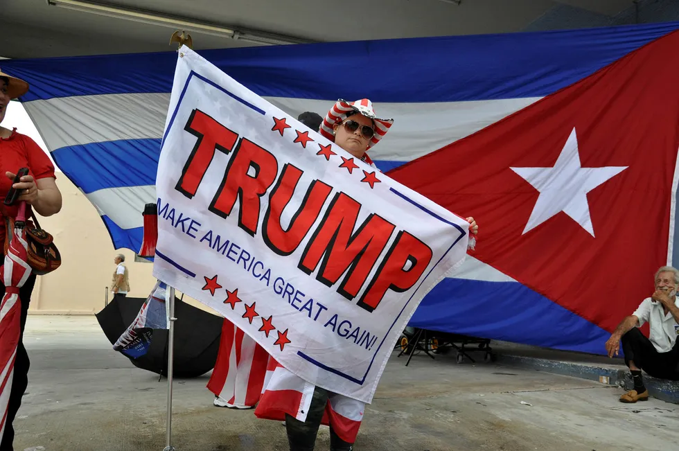 Tilhengere av president Donald Trump i Miami, USA. Trump vedtok fredag å gjeninnføre enkelte av restriksjonene overfor Cuba, som Barack Obama opphevet mens han satt som president. Foto: Jose Caruci/Afp Photo/NTB Scanpix