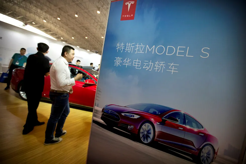 Et stort marked kan åpne seg for Tesla hvis det får tillatelse til lokal produksjon i Kina. Bildet er fra den internasjonale bilutstillingen i Beijing i august i fjor. Foto: Mark Schiefelbein/AP/NTB Scanpix
