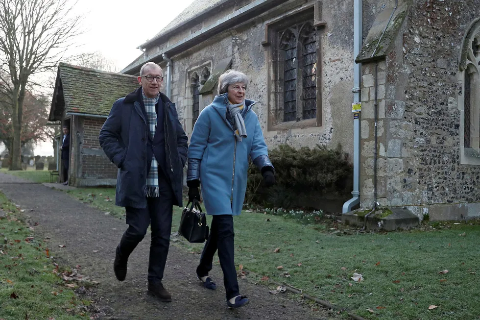Britenes hardt pressede statsminister Theresa May tok søndag delvis fri fra brexit og prioriterte kirkebesøk sammen med ektemannen Philip i High Wycombe vest for London. Men den politiske krisen gjør at May har avlyst den planlagte turen til økonomitoppmøtet i Davos neste uke.