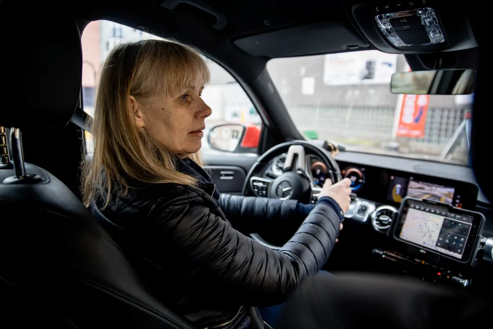 Anne Karlsen Hove, fylkesleder for Norges Taxiforbund avdeling Oslo, truer med søksmål dersom Oslo kommune holder fast på kravet om at alle drosjer i Oslo skal være utslippsfrie fra 1. november i år.