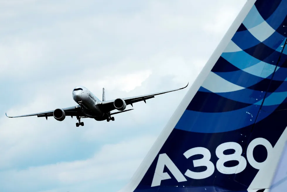 Mens Boeing-fly står på bakken etter to dødsulykker sikrer Airbus seg store kontrakter med konkurrerende modeller på det kinesiske markedet.