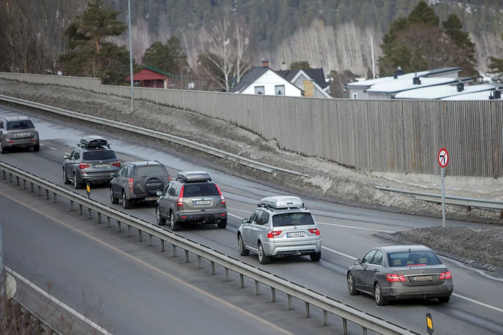 Selv om antallet synker, så kjører det fortsatt mange biler uten forsikring rundt på norske veier. Foto: Javad Parsa