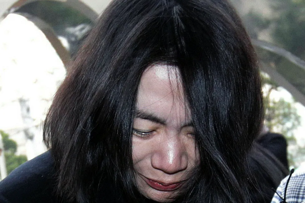 Cho Hyun-ah, tidligere visepresident i Korean Air, måtte stå skolerett hjemme i Sør-Korea etter at historien om hennes raseriutbrudd på grunn av nøtteservering før avgang fra New York ble kjent. Hun ble senere dømt til betinget fengsel for hendelsen. Nå er hun på vei tilbake igjen. Foto: Ahn Young-joon/Ap photo/NTB Scanpix