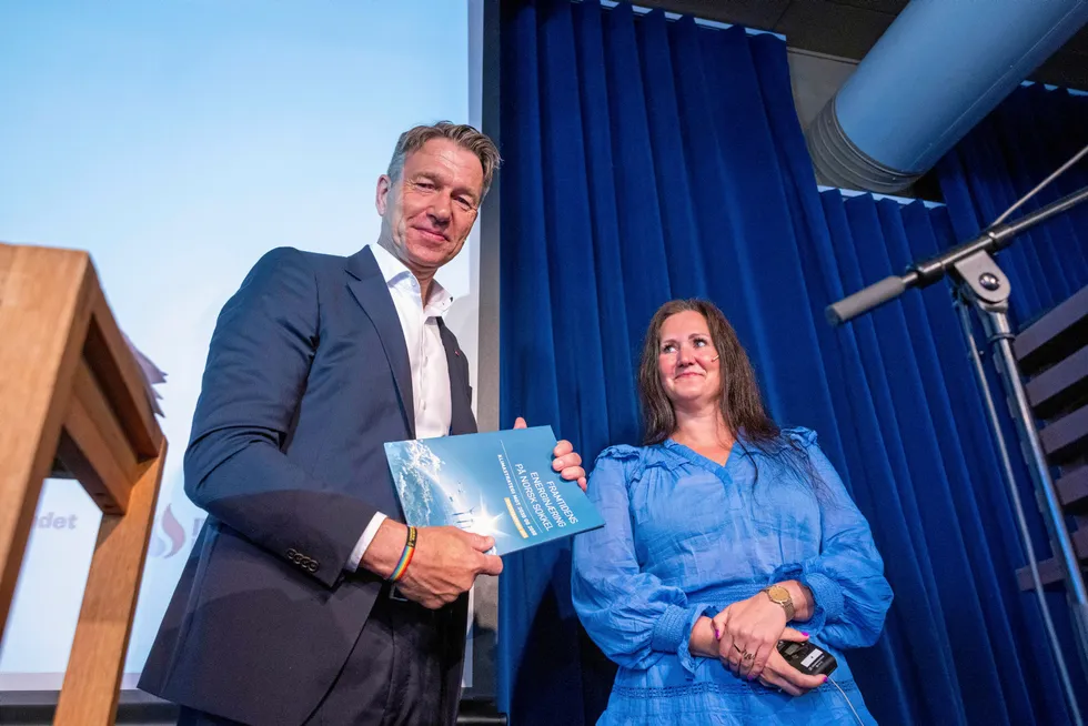 Report presentation: Petroleum & Energy Minister Terje Aasland (left), and Benedicte Solaas, Offshore Norway’s director of climate and environment.