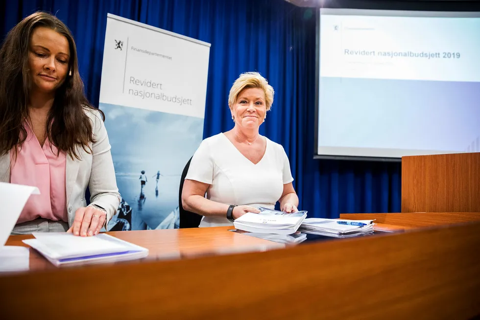 Siv Jensen (til høyre) under pressekonferansen om revidert nasjonalbudsjett 2019. Her sammen med kommunikasjonssjef Therese Riiser Wålen.