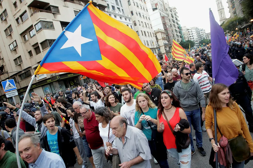 Flagget til katalanske separatister veives i Valencia på mandag. Foto: HEINO KALIS/REUTERS/NTB Scanpix