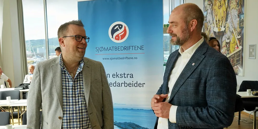 Administrerende direktør i Sjømatbedriftene, Robert Eriksson, her i prat med styreleder i Sjømatbedriftene, Håvard Høgstad (Til høyre).