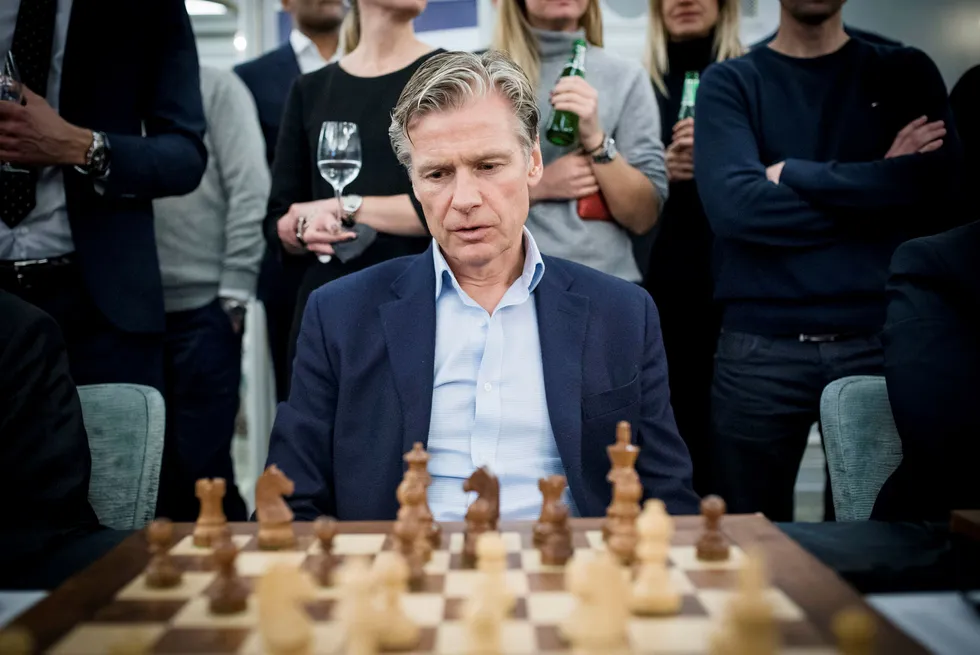Eiendomsinvestor Edgar Haugen har grunn til å juble for resultatene i 2018. Her fra et møte med verdensmester i sjakk, Magnus Carlsen, under et arrangement av Carlsens sponsor Arctic Securities.