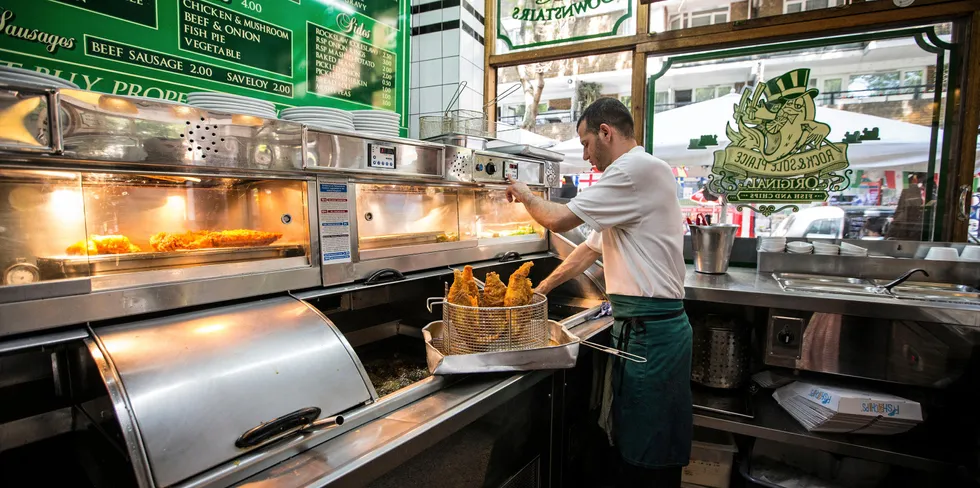 MER «TAKE AWAY»: Koronapandemien har ført til en økning i salg av fish and chips i England i form av «take away». Norwegian Fish and Chips served at ‘Rock & Sole Place’ in Covent Garden.