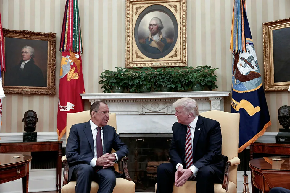 USAs president Donald Trump (til høyre) møtte Russlands utenriksminister Sergey Lavrov i Det hvite hus onsdag. Men Trump avviser alle spekulasjoner om forbindelser og avtaler til Russland. Foto: Russian Foreign Ministry Photo via AP/NTB scanpix