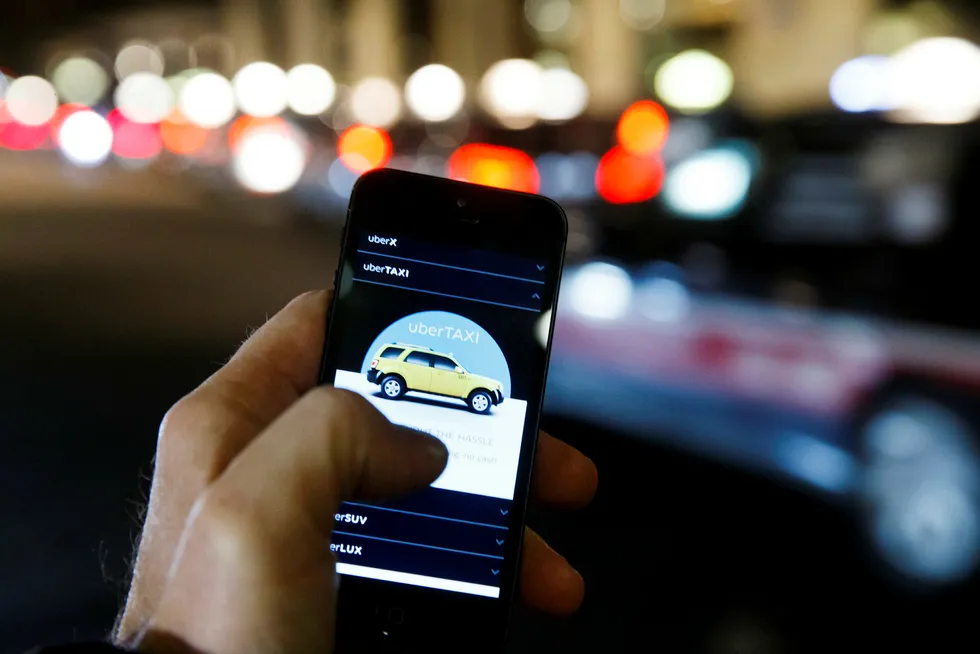 Illustrasjonsbilde av bildelingsappen Uber. Nå beskylder EFN Norges Taxiforbund for ulovlig overvåkning av Uber-sjåfører i forbindelse med anmeldelse av 105 Uber-sjåfører. Foto: Heiko Junge / NTB scanpix / TT / kod 20520 Foto: Junge, Heiko