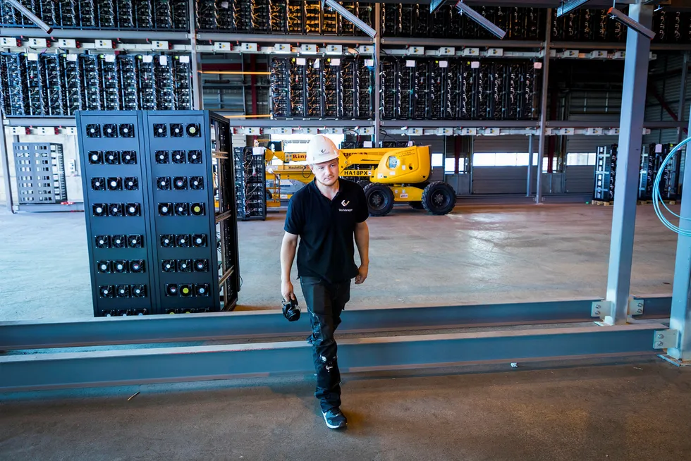 I denne delen av anlegget på Follum skal Kryptovault sette på plass 11.000 maskiner som utvinner kryptovaluta. På bildet er «site manager» Steve Gjefsen.