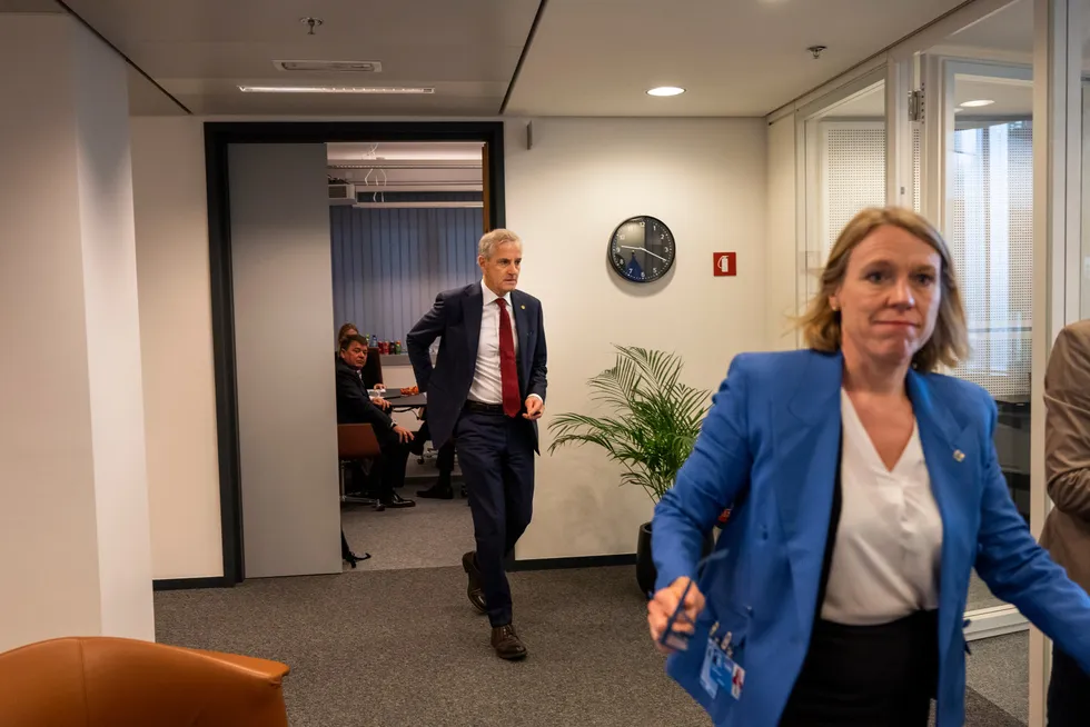 Det kan hende utenriksminister Anniken Huitfeldt (A), sikter seg inn på jobben som nestleder i Arbeiderpartiet fra 2023. Statsminister Jonas Gahr Støre i bakgrunnen.