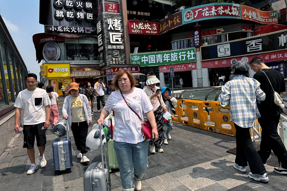 Kinesiske forbrukere holder igjen og er forsiktige med det private forbruket. Eiendomskrisen har rammet hardt de siste fire årene. Her fra et restaurantkompleks i storbyen Chengdu i Sichuan-provinsen.