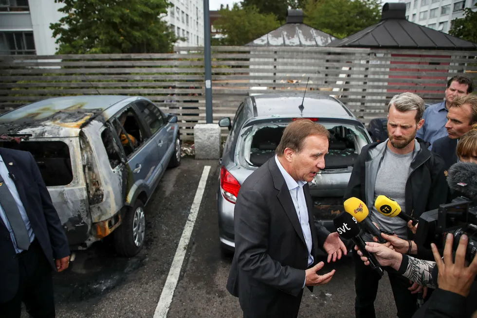 Statsminister Stefan Löfven er blitt kritisert for dårlige debattevner. Her snakker han med pressen på Frölunda torg i Göteborg etter bilbrannene.