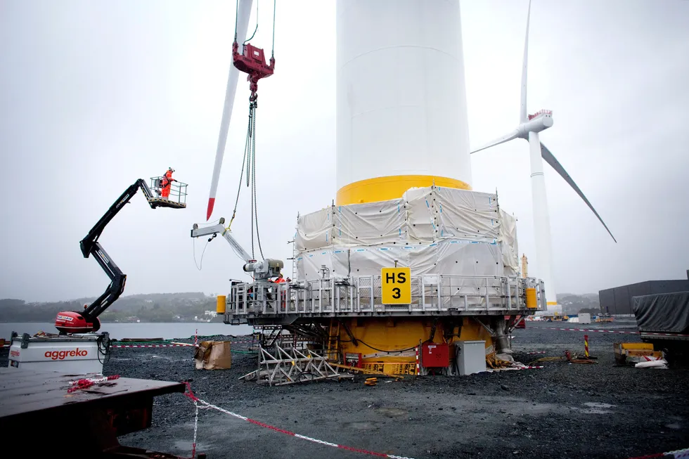 Aker Horizons har 2025-ambisjoner om å bidra med ti gigawatt fornybar energi, tilsvarende 25 prosent av Norges samlede strømforbruk, skriver Kjell Inge Røkke, Øyvind Eriksen og Atle Tranøy. Her monteres havvindmøller for Equinor hos Aker på Stord.