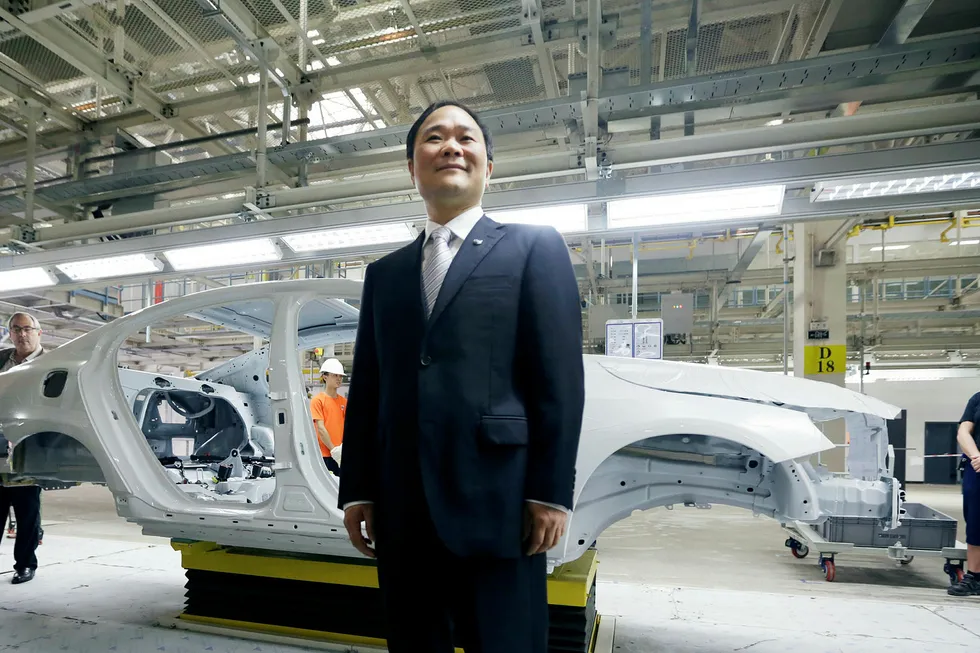 Geelys styreformann Li Shufu er i ferd med å bygge opp et globalt bilnettverk. Geely eier Volvo og er største eier i tyske Daimler – Mercedes' eierselskap. Selskapet vil kjøpe halvparten av Daimler-merket Smart, som har vært et tapsluk.
