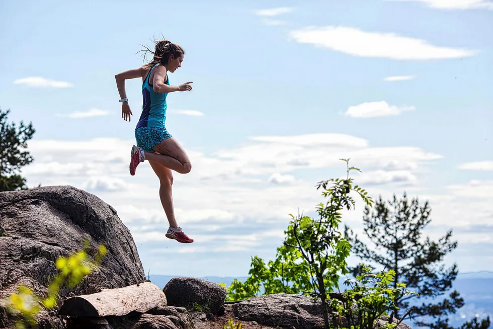 Kan man bli biologisk yngre av å løpe? Forskning kan tyde på det. Illustrasjonen viser konkurranseløper Yngvild Kaspersen (24) på treningstur i Vettakollen i Oslo.