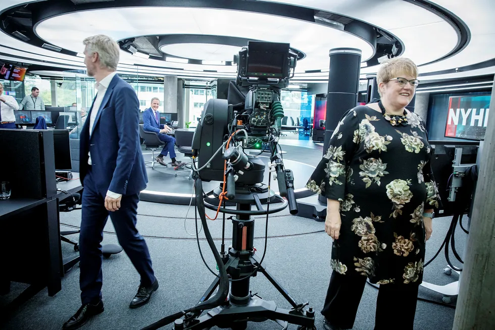 TV 2-sjef Olav T. Sandnes utveksler en morsomhet med Sturla Dyregrov på vei ut av TV 2s studio i Bergen sammen kulturminister Trine Skei Grande.