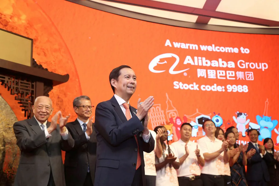 Asias største privateide selskap ble børsnotert i Hongkong tirsdag. Alibaba's sjef Daniel Zhang mottar gratulasjoner under noteringen.