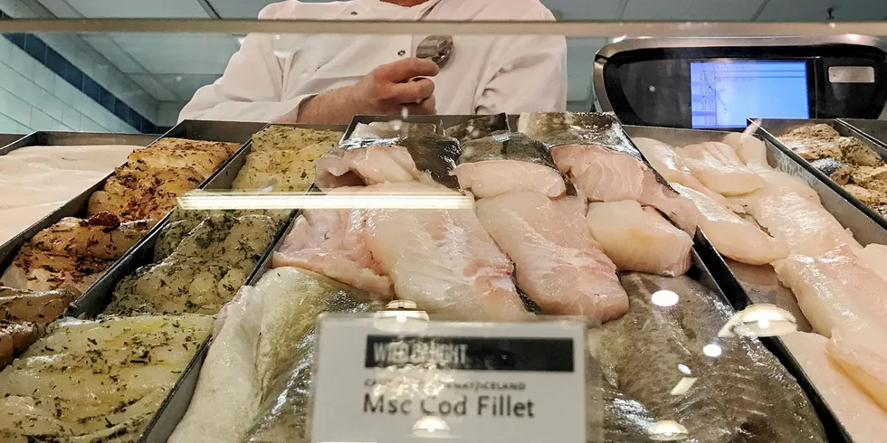 PRISVEKST PÅ HVITFISK: Prisene på norsk torsk og hyse økte markant i 2018. Her James Morrissey i fiskedisken hos Whole Foods, klar til å promotere norsk skrei.