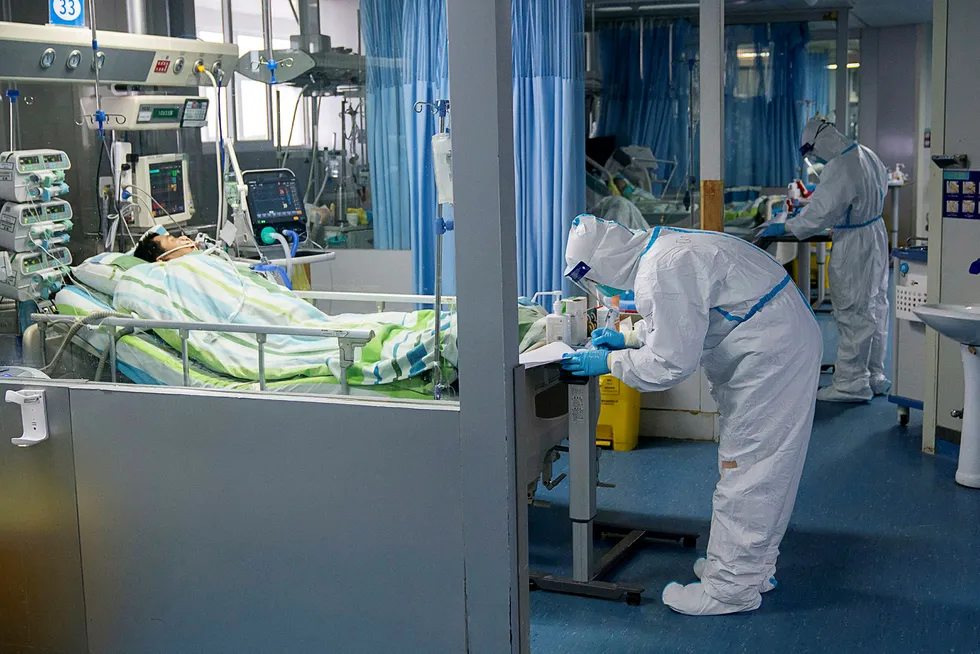 En pasient får behandling på et sykehus i Wuhan