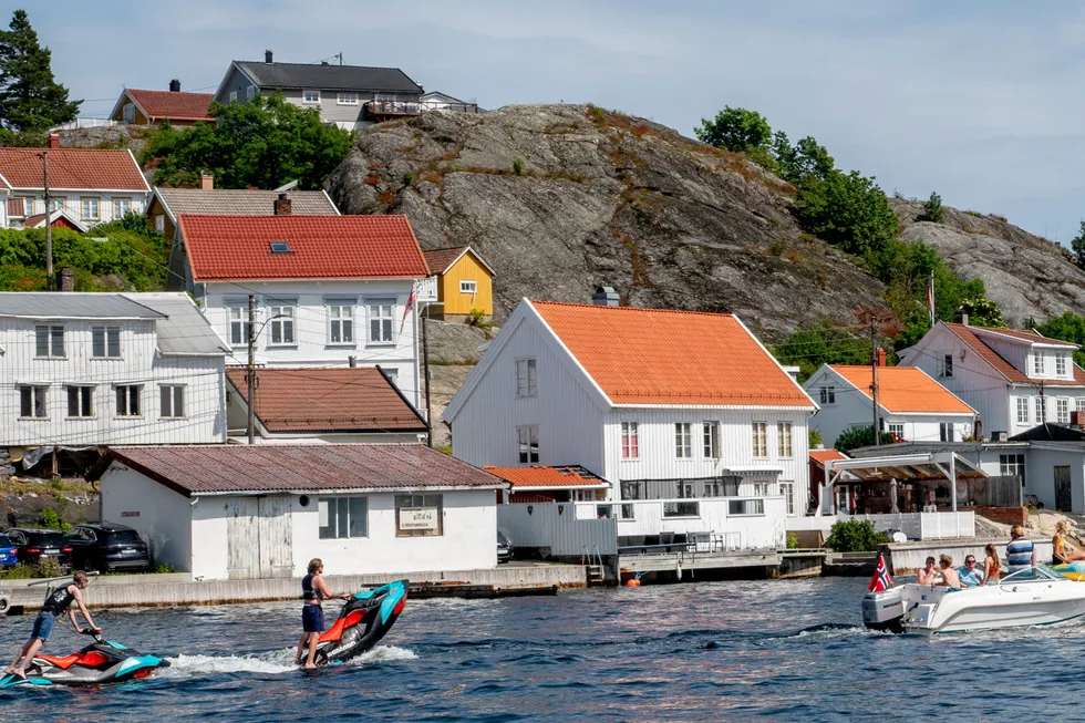 Kragerø kommune har gitt unntak for byggeforbudet i strandsonen i 75 prosent av søknadene de siste fire årene. I Mandal ble 96 prosent av søknadene innvilget. Bildet fra en tidligere sommerdag i Kragerø.
