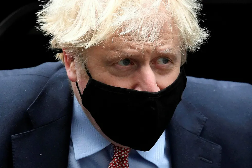 Boris Johnson lover britene en grønn revolusjon. Her på vei tilbake til Downing Street etter gårsdagens tale til det konservative paritet.