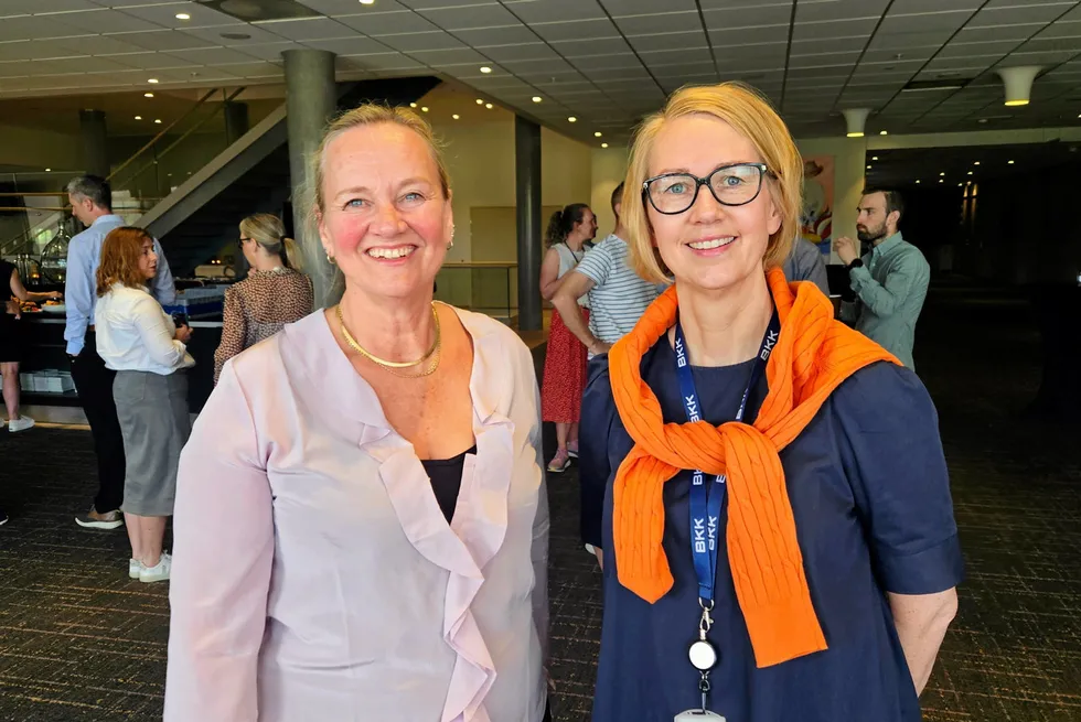Konserndirektør Elisabeth Vike Vardheim i Statnett (til v) og BKK-sjef Kristin Aadland er tydelige på at det er kritisk viktig å få kommunene med på laget når nye ledningstraseer skal planlegges.