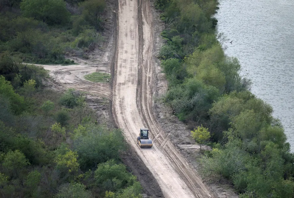 Trump skal bygge grensemur, som her ved grenseelven Rio Grande i Hidalgo, Texas. Foto: John Moore/Getty Images/AFP/NTB Scanpix