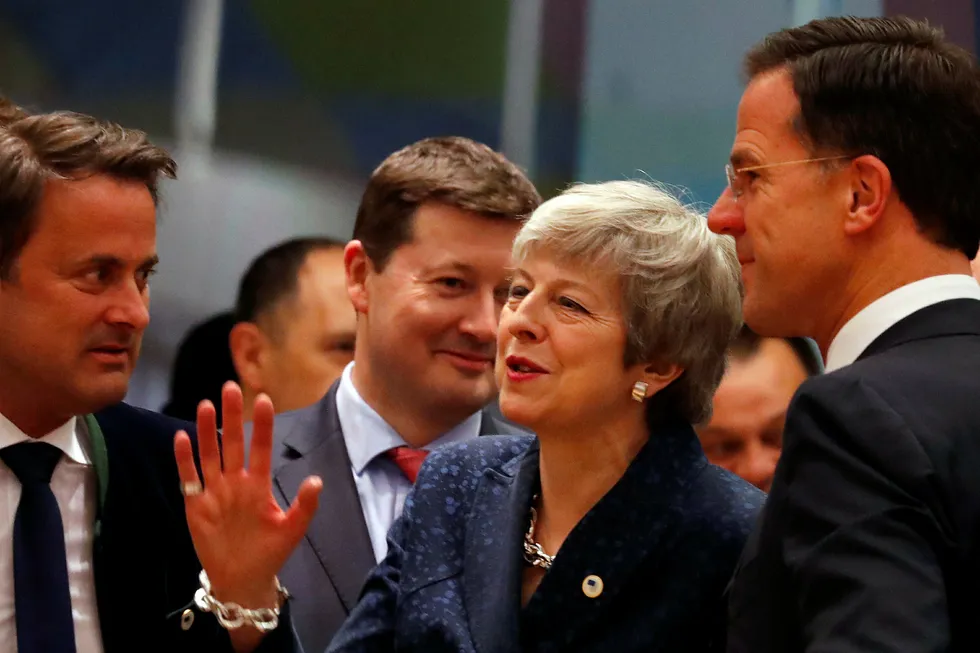 Statsminister Theresa May ble omringet av den nederlandske statsministeren Mark Rutte (til høyre) og Luxembourgs statsminister Xavier Bettel (til venstre) under toppmøtet torsdag.