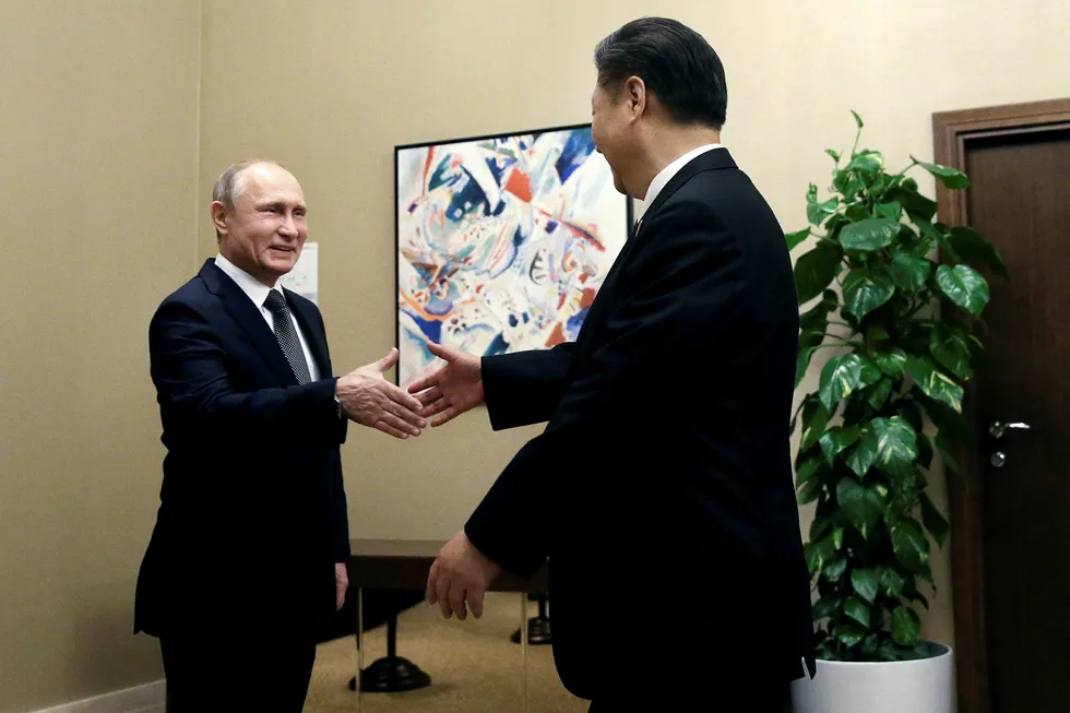 Kinas president Xi Jinping tar Russlands president Vladimir Putin i hånden under møtet i Astana i juni. Denne uken møtes de i Moskva. Foto: Mikhail Svetlov/Getty Images