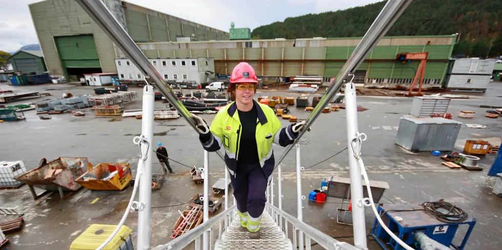 Mona Birkeland er prosessleder i produksjon. Her er hun på brønnbåten Åsværfjord, som er siste nybåt ut fra verftet før det blir et rent reparasjons- og ombyggingsverft.