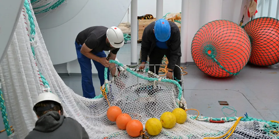 Forskere fra Havforskningsinstituttet monterer instrumentet som skal måle vanngjennomstrømmingen i trålen.
