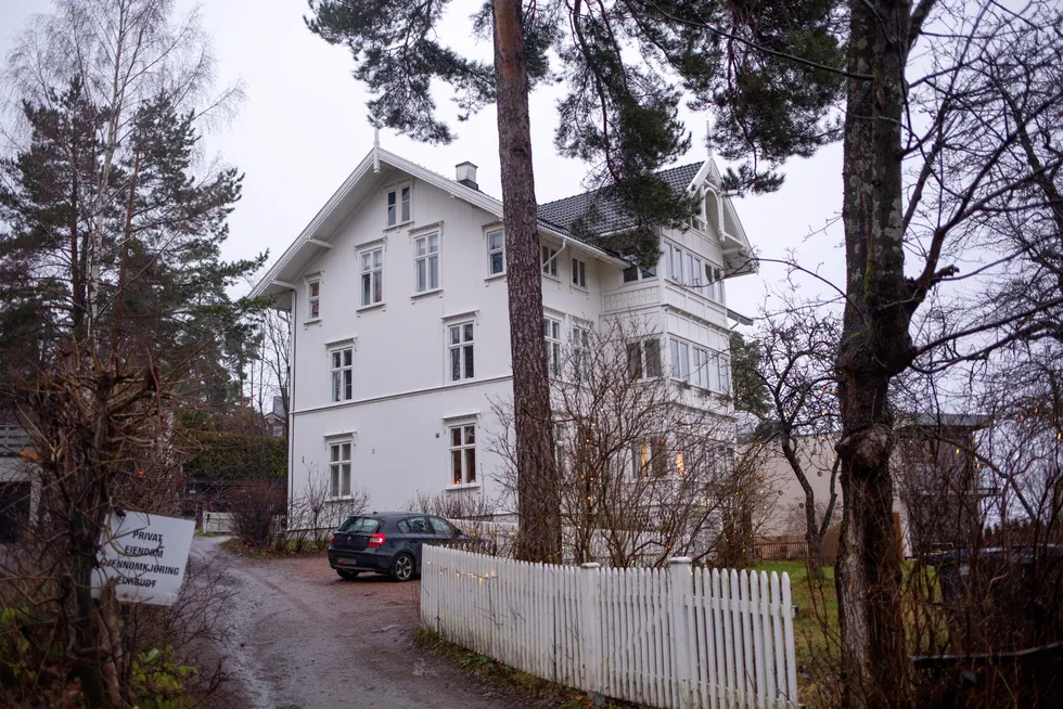 «Dette virker som noe som ikke er veldig salgbart, dessverre,» skrev Sem & Johnsen Eiendomsmegling til selgeren som skulle selge en av leiligheten i denne eldre sveitservillaen på Oslos vestkant.